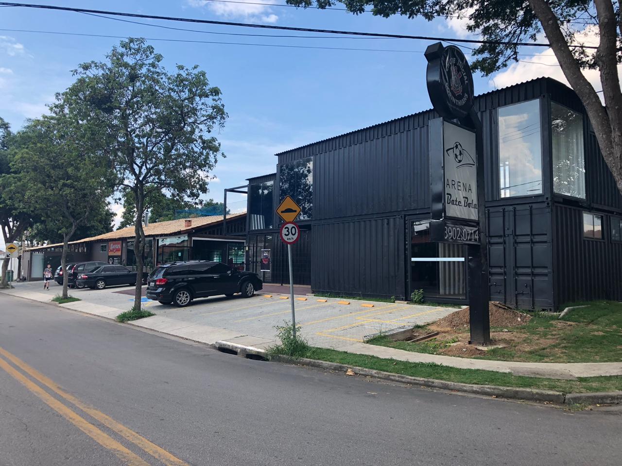 Vale do Paraíba inaugura condomínio de lojas em prédio feito com container