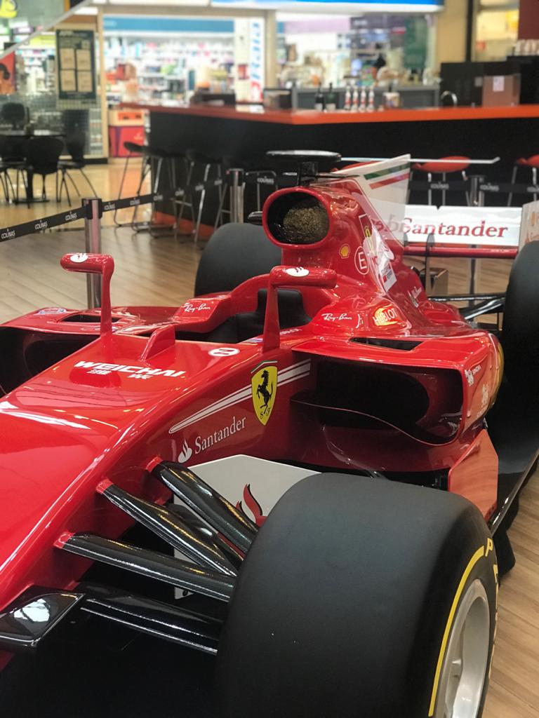 Em exposição de carros esportivos, Colinas Shopping recebe réplica da Ferrari da Fórmula 1