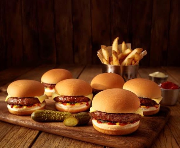 Outback lança combo especial que reúne as icônicas sobreasas de frango e mini burgers