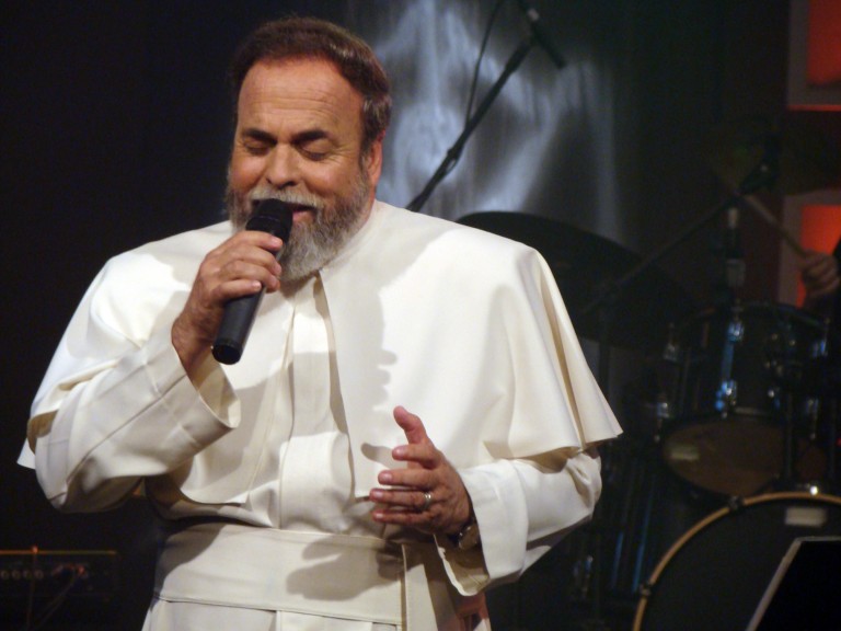 Fantástico patrocina Live do Bem, com participação do padre Antonio Maria e da irmã Greice Maria