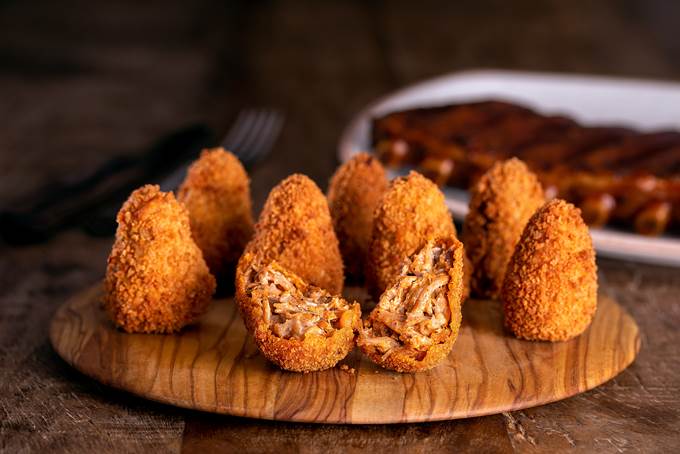 Outback lança coxinha de costela ao barbecue para celebrar o Dia Nacional da Coxinha