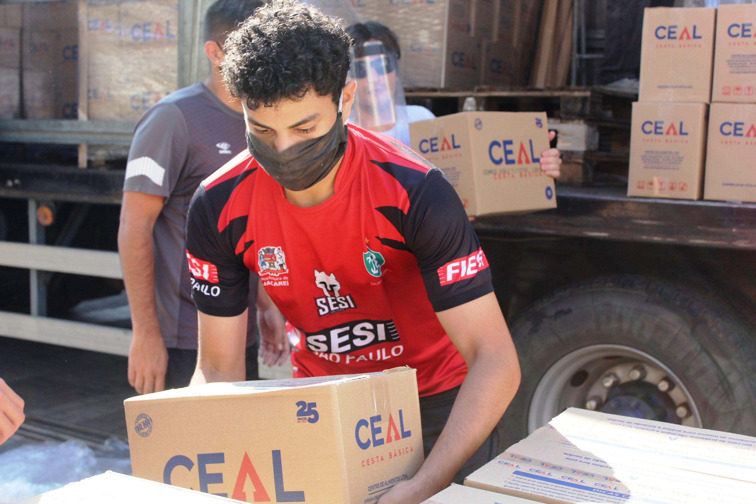 Jacareí Rugby Cebrace em 3ª doação de cestas básicas à Prefeitura de Jacareí