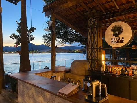 Cafe De La Musique Ubatuba reabre as portas com jantar julino