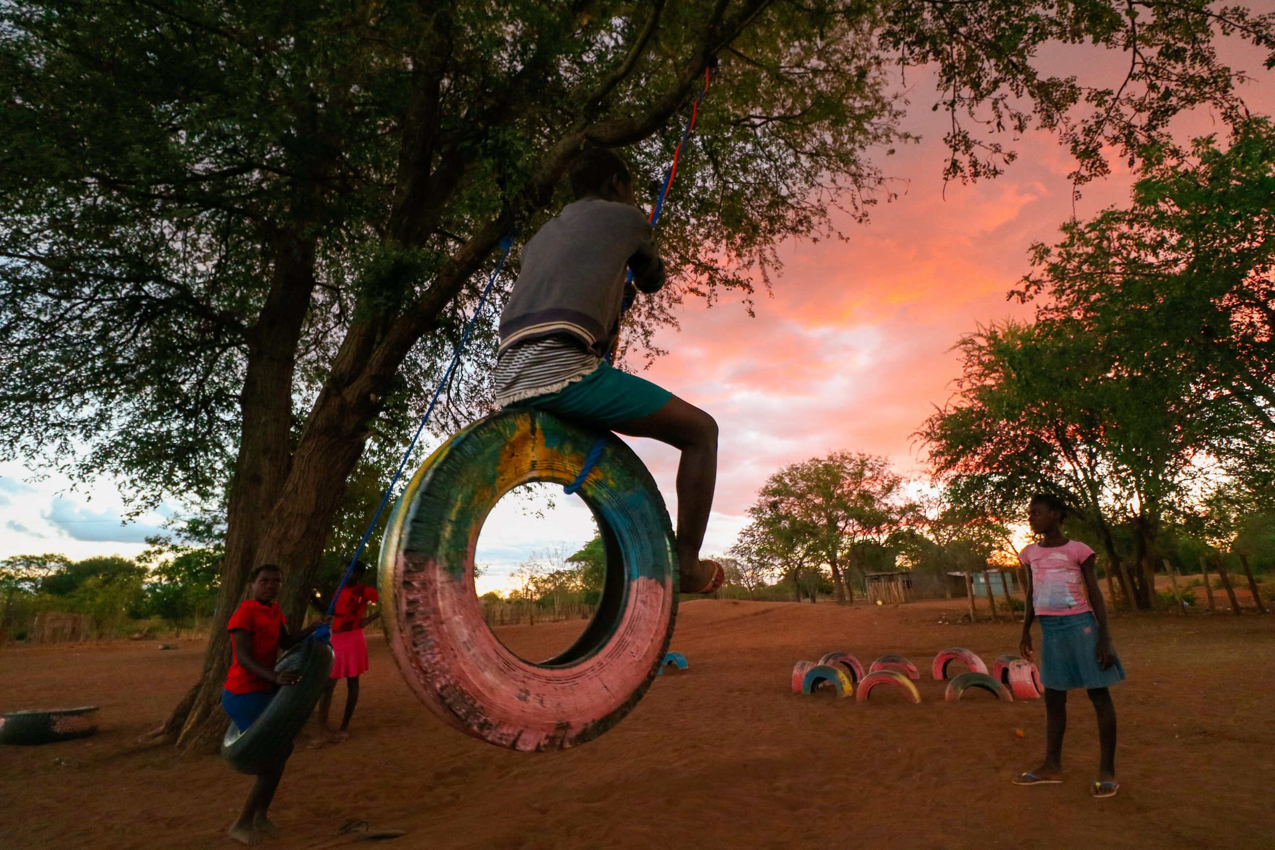 Shopping Pátio Pinda recebe exposição fotográfica que retrata a vida em aldeias de Moçambique