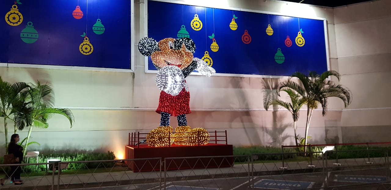 Mickey iluminado de 7 metros de altura é atração de Natal do CenterVale Shopping