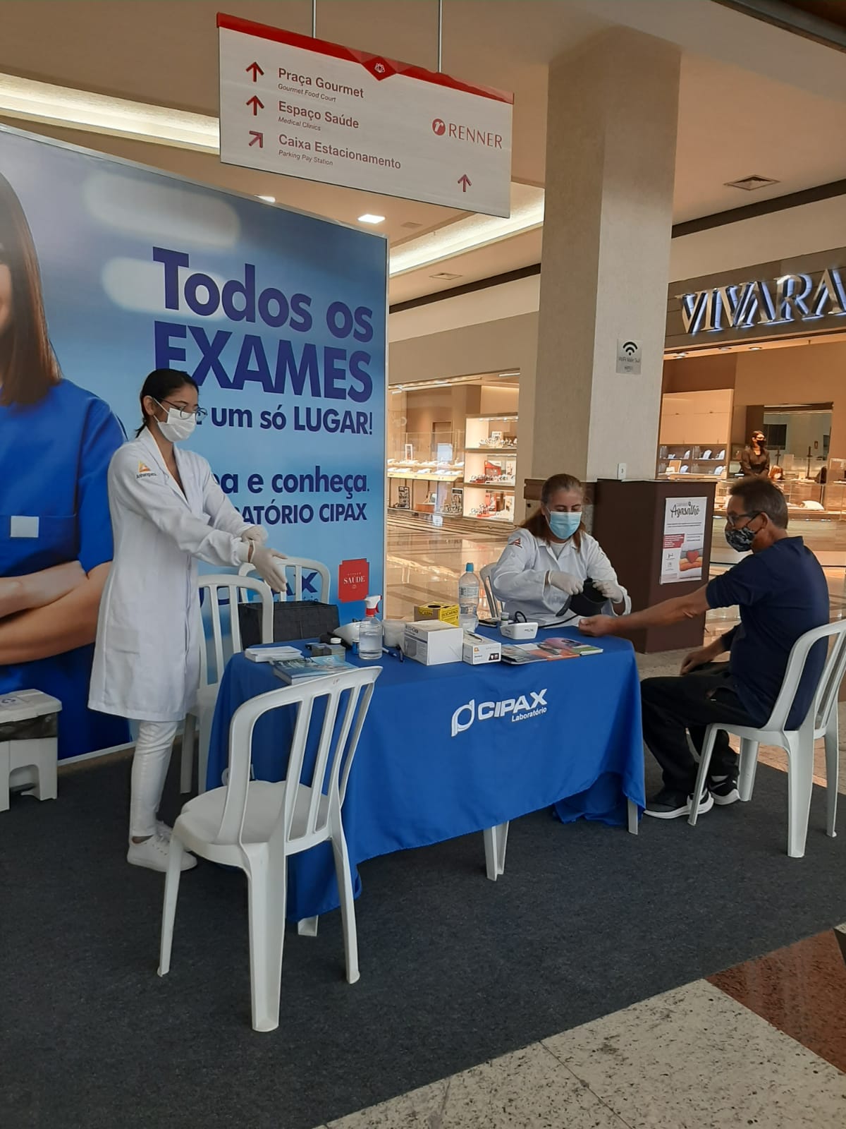 Alunos da Anhanguera atendem gratuitamente população em shopping de São José dos Campos