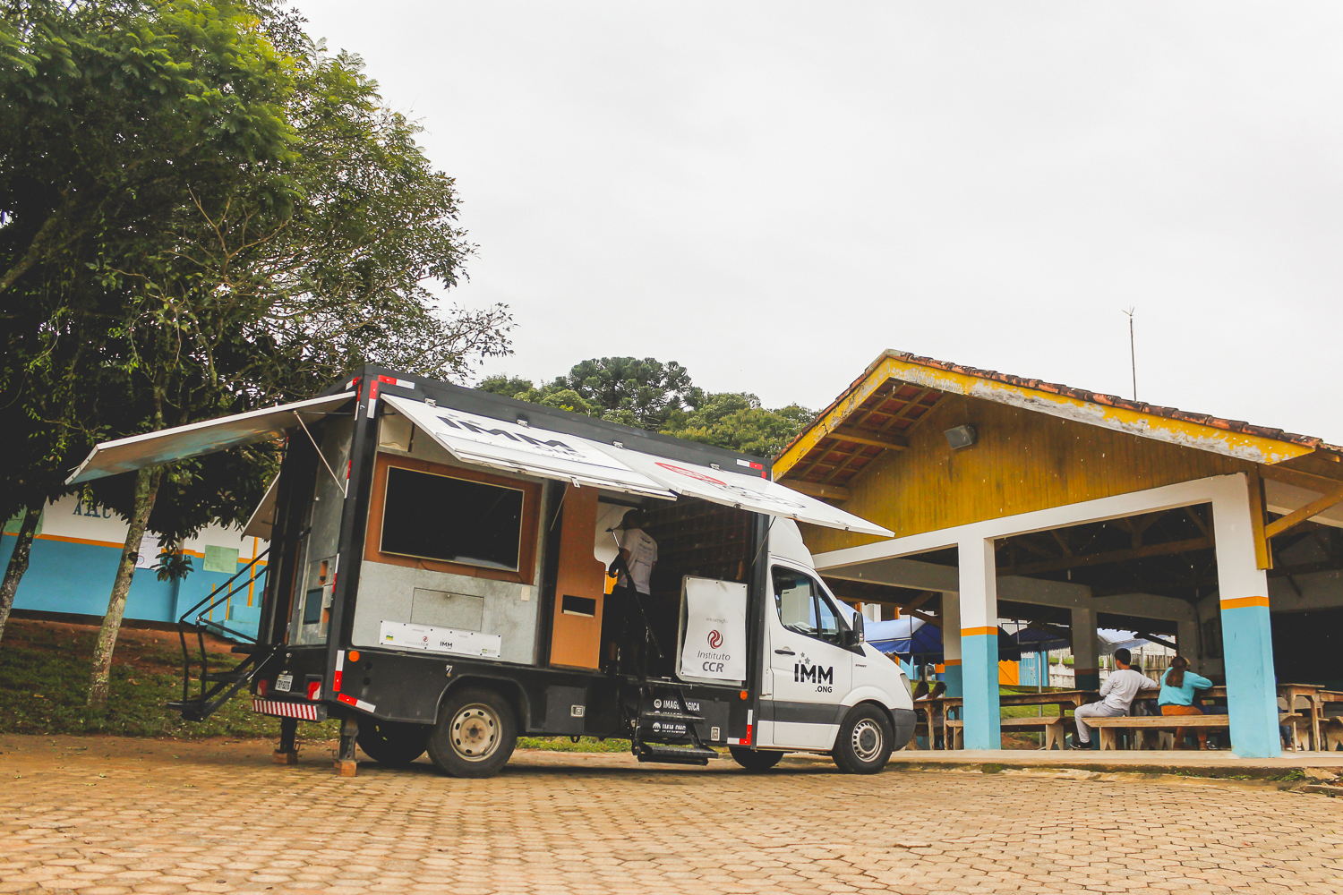 Escola pública de Guaratinguetá ganha exposição e atividades em caminhão de fotografia