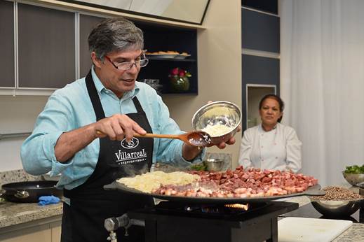 Clientes Villa degustam jantar assinado pelo chef francês Olivier Anquier