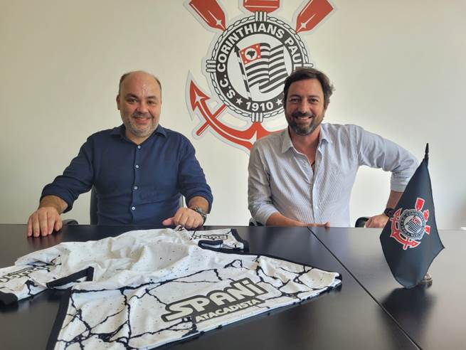 Corinthians e Spani Atacadista ampliam parceria e anunciam patrocínio da empresa na barra traseira das camisas do futebol masculino e feminino