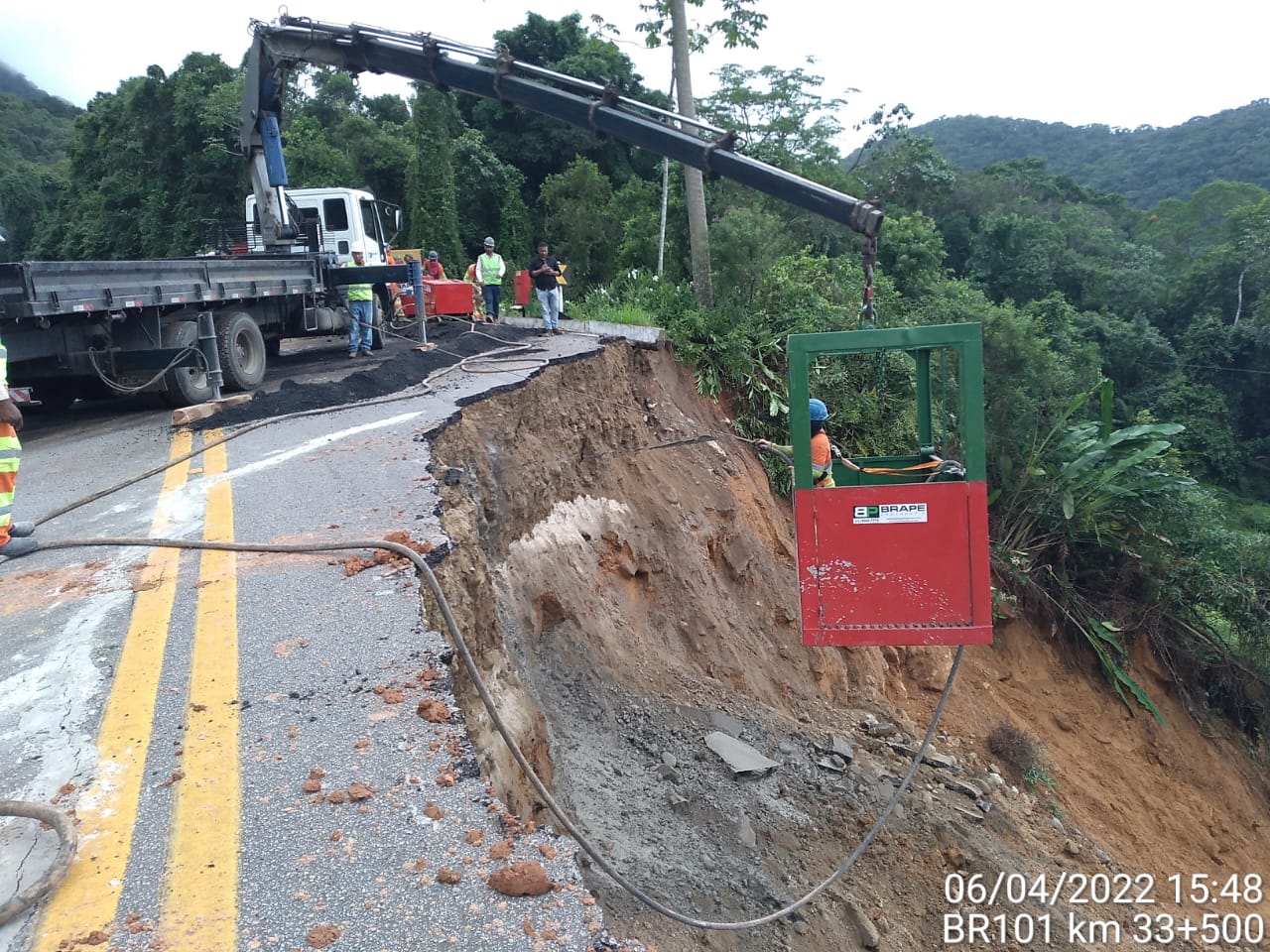 CCR RioSP inicia serviço de recuperação de pavimento no km 33 da BR-101, em Ubatuba