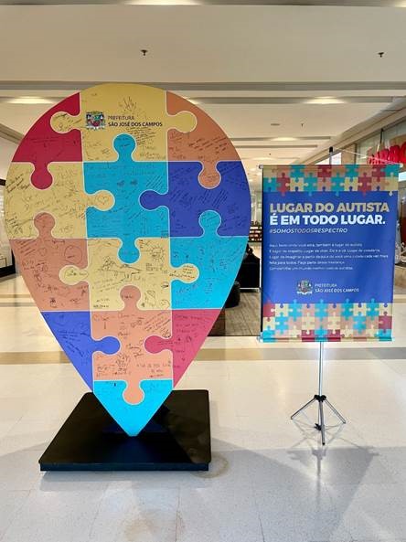 CenterVale recebe Pin gigante de campanha para inclusão de autistas