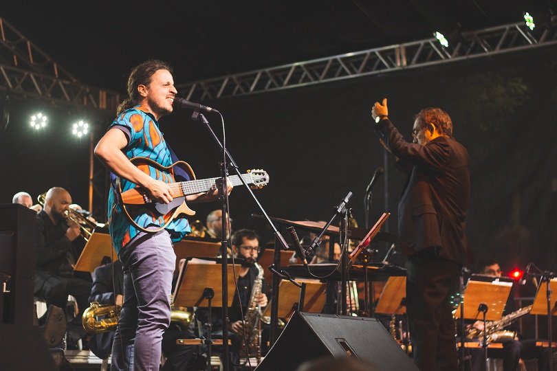 Fi Bueno e Brasil Jazz Sinfônica celebram os 80 anos de Gilberto Gil, no Festival de Inverno de Campos do Jordão