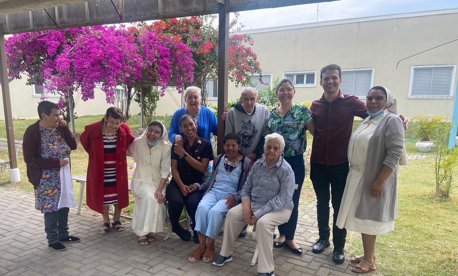 Momento Outback: A equipe do Outback de São José dos Campos visita idosos e proporcionam uma tarde de muito sabor e alegria