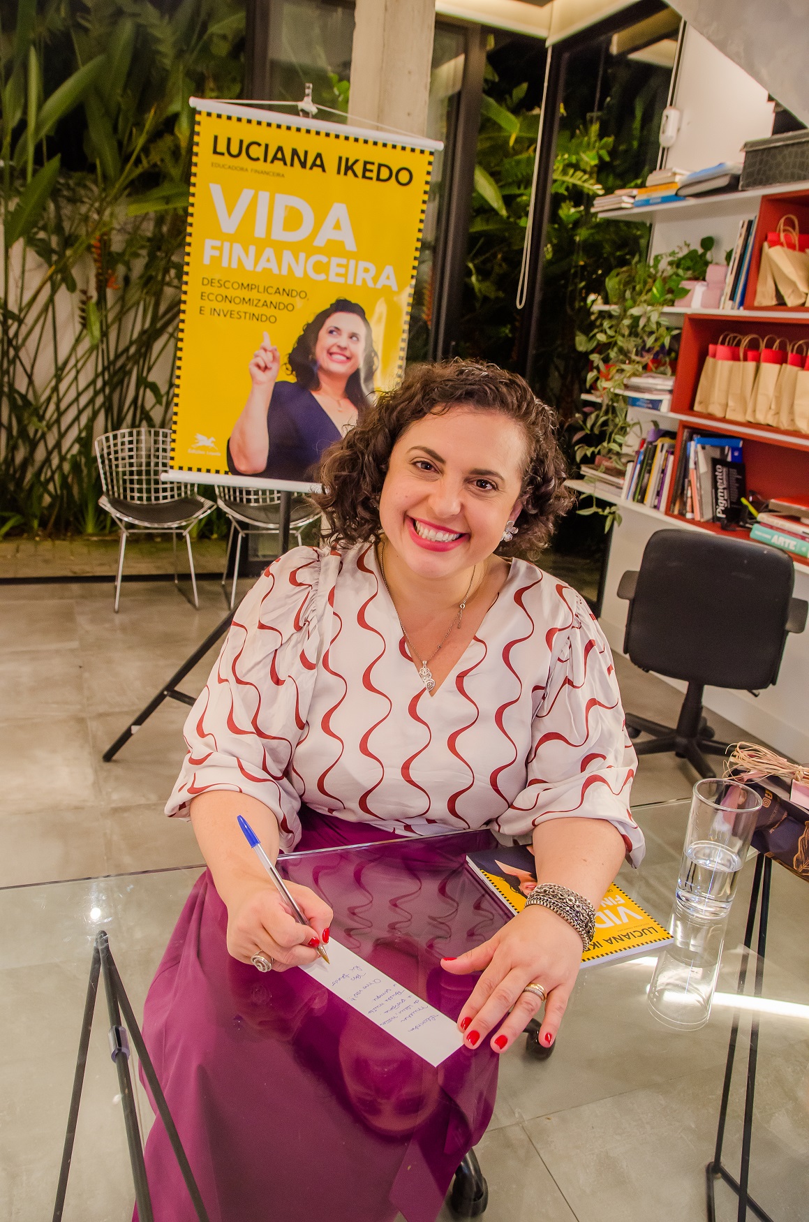 Luciana Ikedo lança livro “Vida Financeira” em São José dos Campos