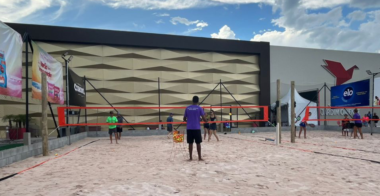 Programação de Férias: Shopping Jardim Oriente amplia horário de aulas de beach tennis gratuitas