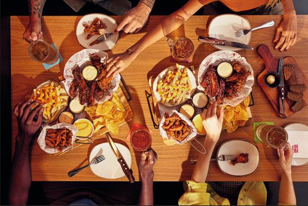 Mais tempo para curtir o rodízio do Outback? Marca amplia horário de sua icônica oferta durante a semana!