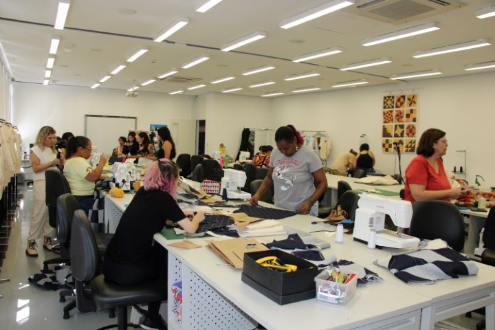 Alunos de moda do Senac Pindamonhangaba confeccionam roupas para desfile em homenagem à Tarsila do Amaral