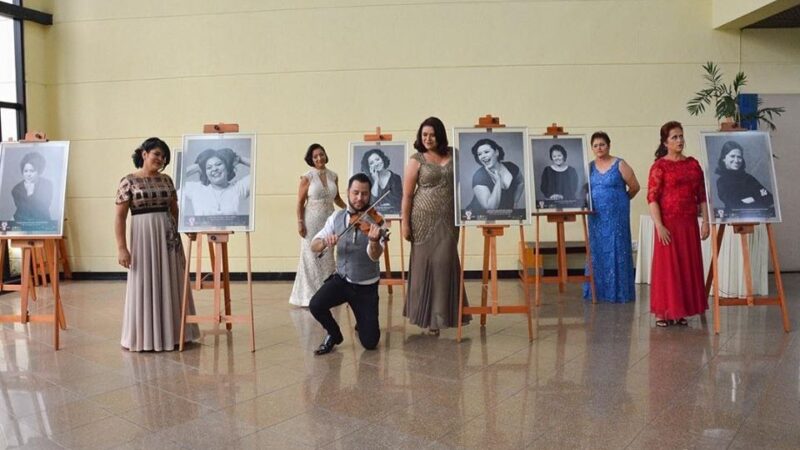 Exposição fotográfica apresenta histórias de força, beleza e força em homenagem ao Outubro Rosa no CenterVale Shopping