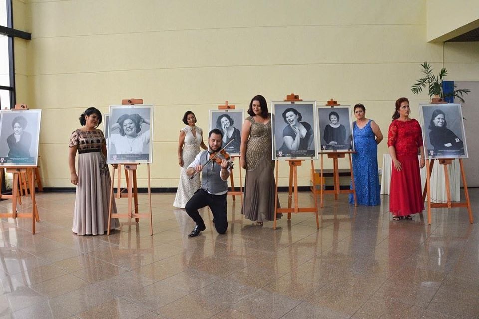 Exposição fotográfica apresenta histórias de força, beleza e força em homenagem ao Outubro Rosa no CenterVale Shopping