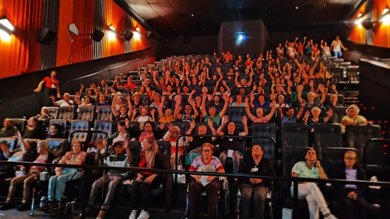 Shopping Pátio Pinda recebe idosos para sessão de cinema especial