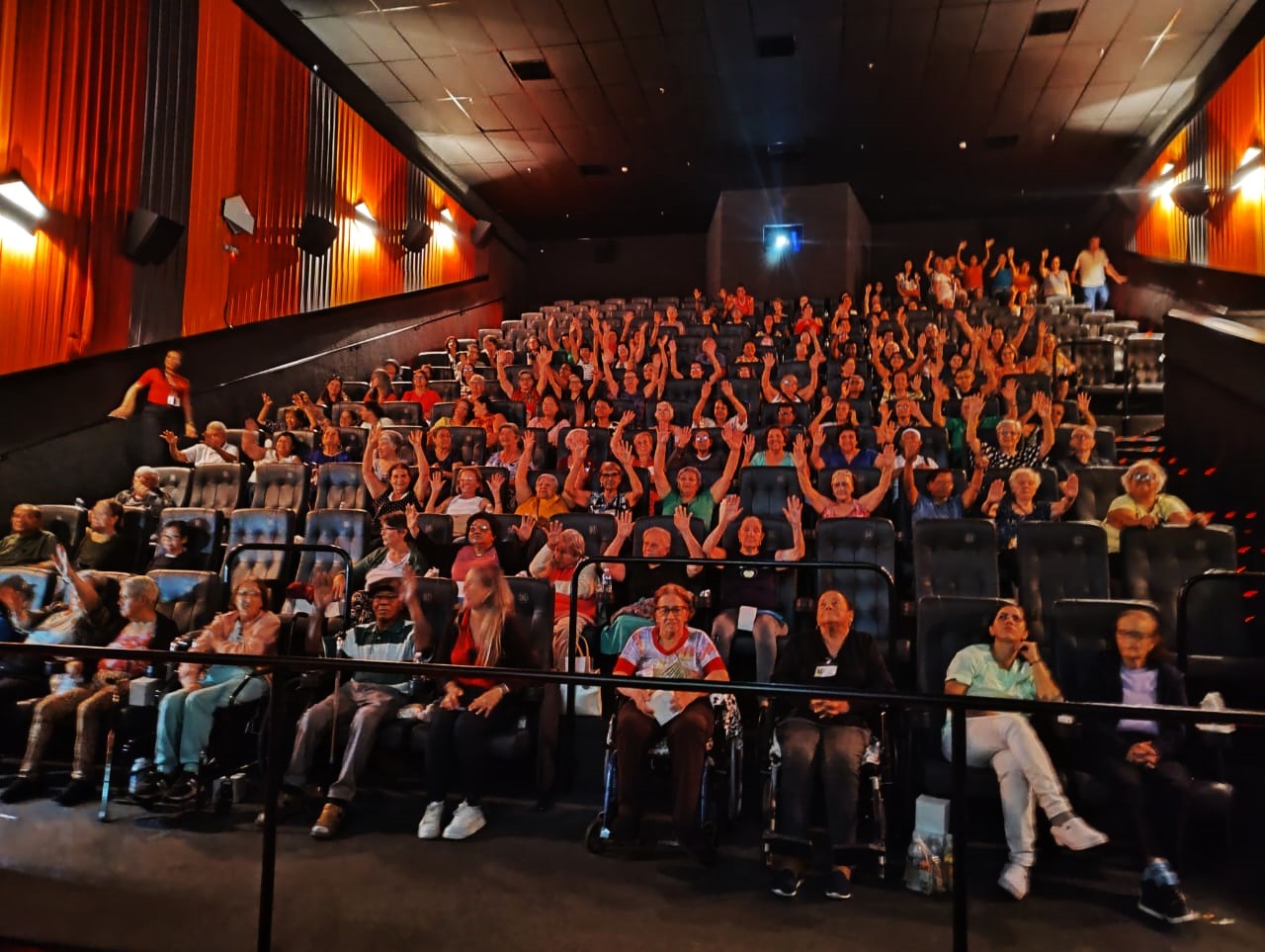 Shopping Pátio Pinda recebe idosos para sessão de cinema especial